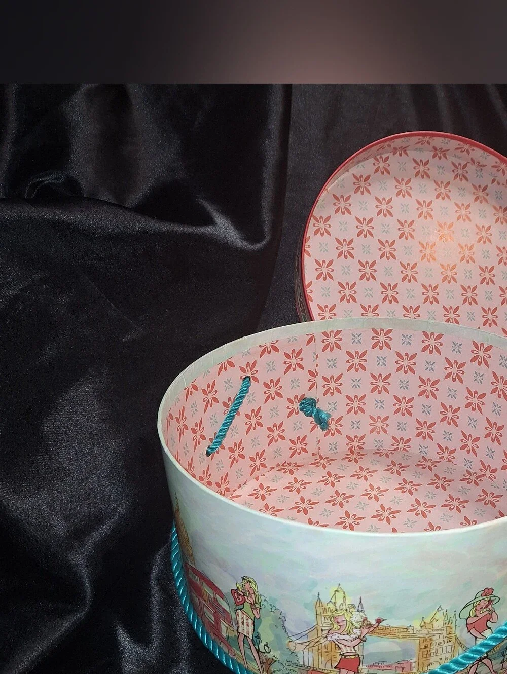 Vintage Hat Box~DJ Designs~London Chic Mod Girl~2009~Big Ben~14 Inch